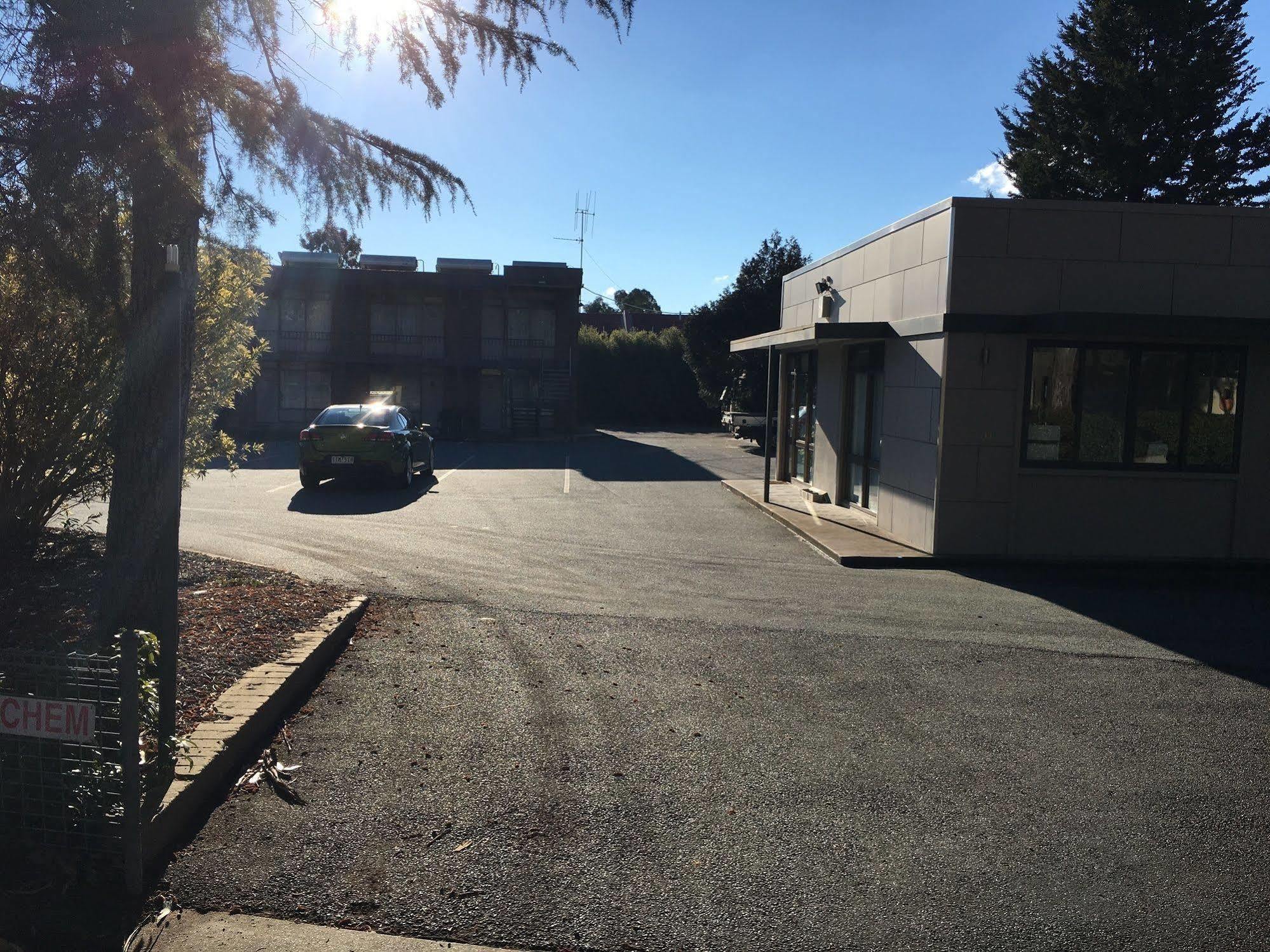 Red Cedars Motel Canberra Exterior photo